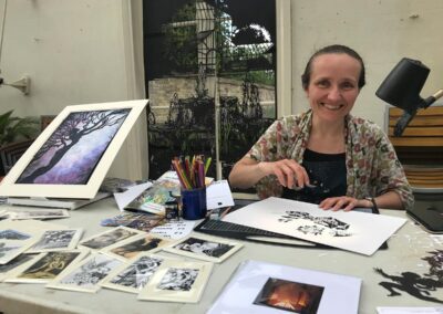 Artist Lois Cordelia demonstrating her skills at the Cobbold 300 Event. Photo: David Vincent